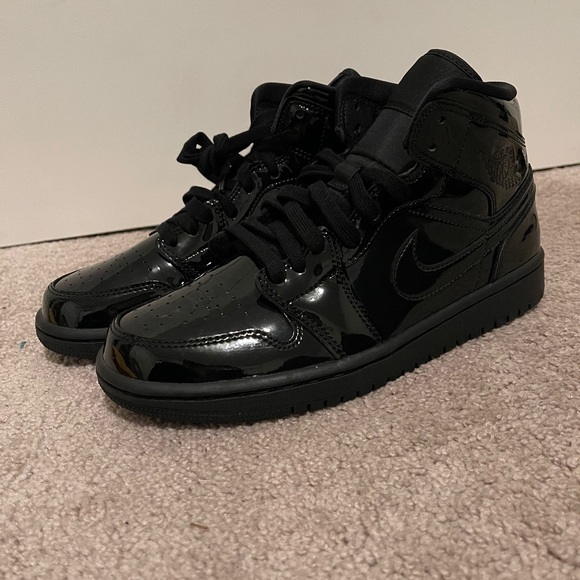 Jordan Shoes - Jordan 1 mid Triple black patent leather defect